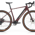 Bicicletta Megamo Kansas, modello gravel, con telaio rosso, freni a disco e ruote con pneumatici spessi