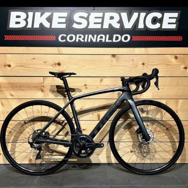 bicicletta da corsa Trek in grigio, esposta al Bike Service Corinaldo, con freni a disco e telaio in carbonio