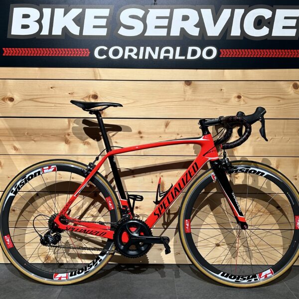bicicletta Specialized rossa da corsa con ruote Vision, freni a disco, e telaio leggero, esposta nel negozio Bike Service Corinaldo