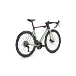 Bicicletta da corsa in carbonio verde e viola con freni a disco e manubrio aerodinamico