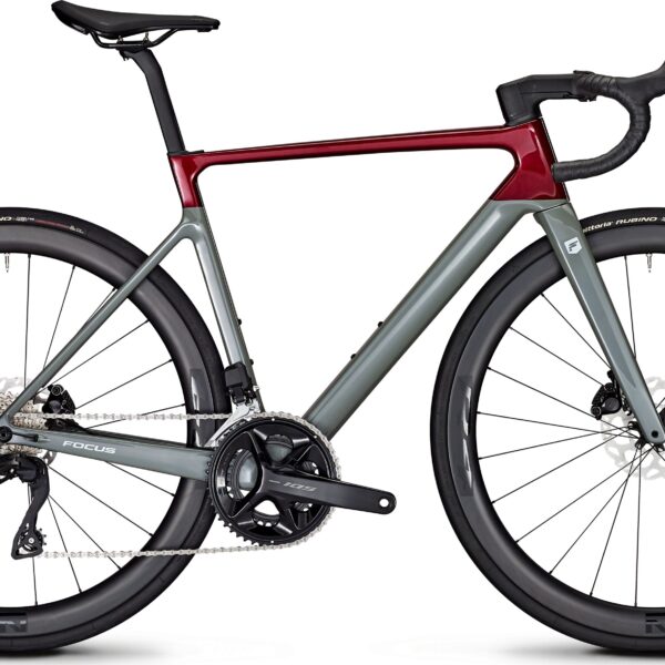 Bicicletta da corsa Focus con telaio in carbonio, ruote aerodinamiche e sistema di cambio Shimano 105