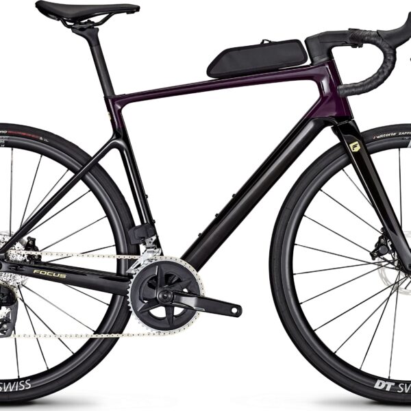 Bicicletta Focus da trail con telaio bianco e verde chiaro, sospensioni FOX e ruote MAXXIS