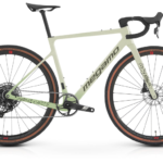 Bicicletta da corsa Megamo con telaio bianco e ruote in carbonio