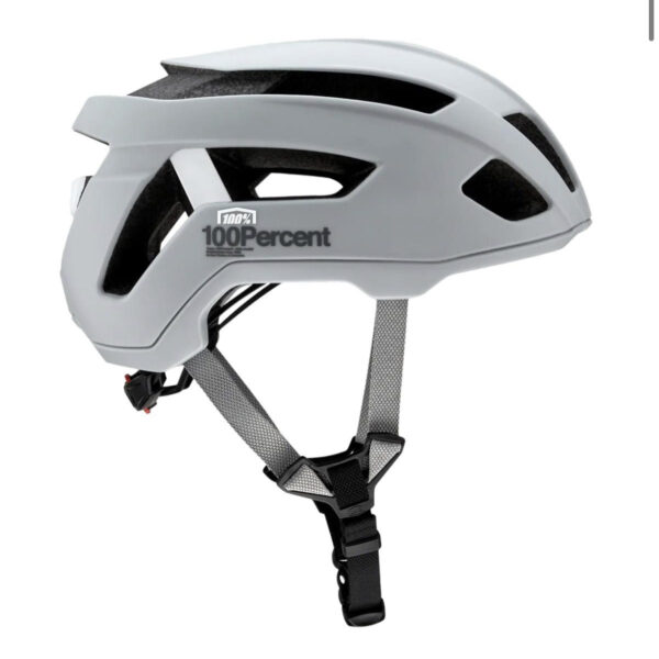 Casco da ciclismo 100 Percent nero con design aerodinamico e cinturino regolabile